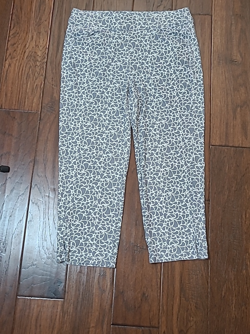 Chico's Gray & White Paisley Print Pullon Capri Pants size 0 (4)